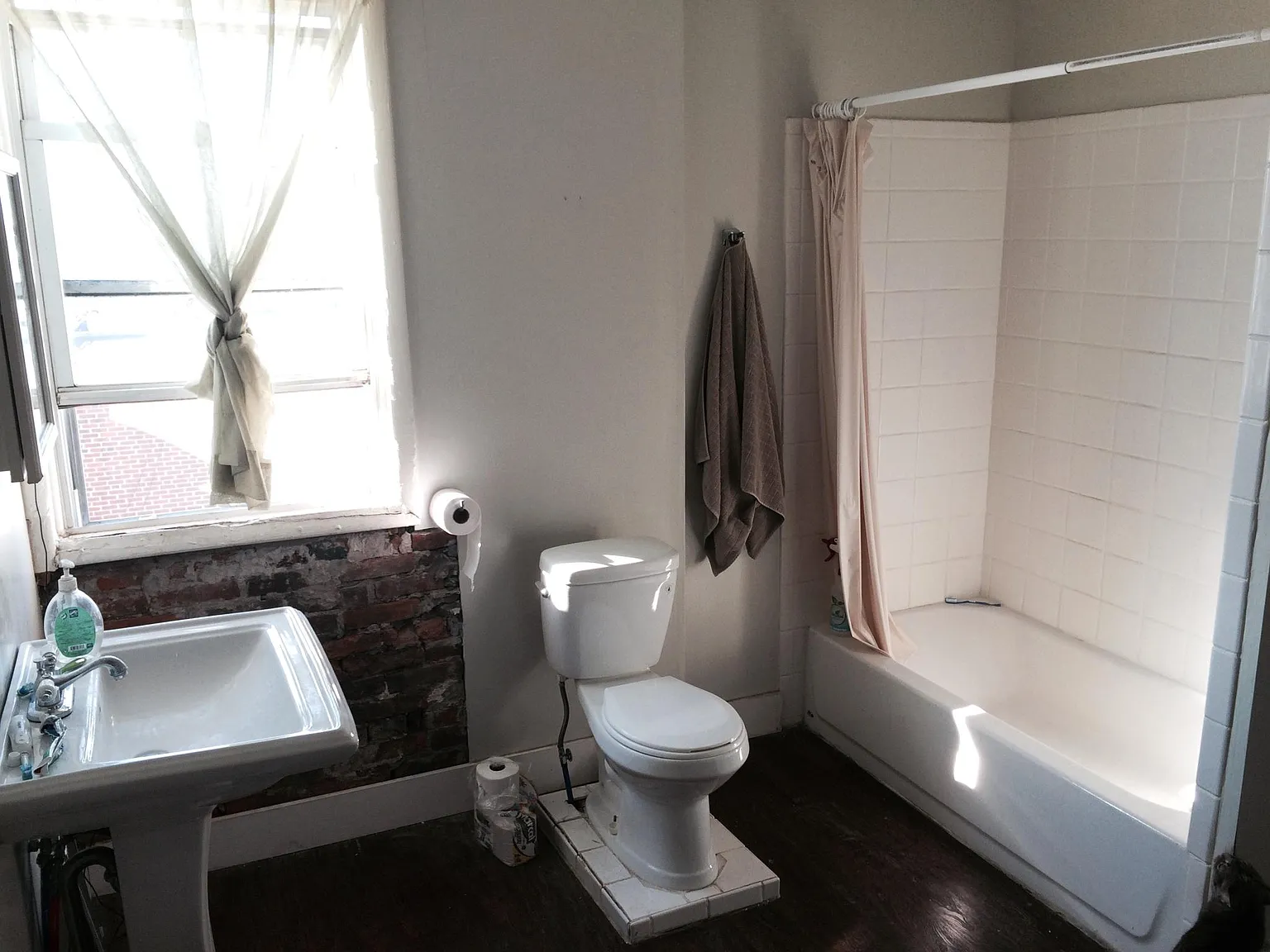 2 bed, 1400 sqft, $2,400 — Photo 1