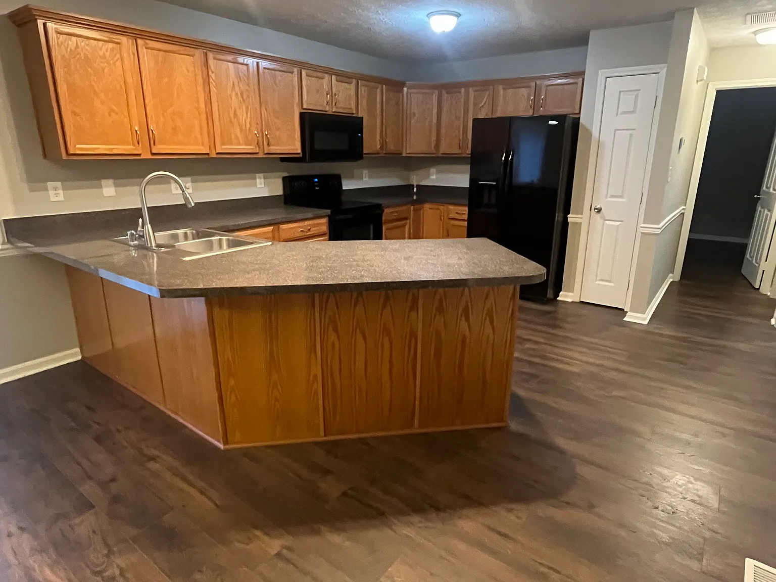 3 bed, 1886 sqft, $2,200 — Photo 2