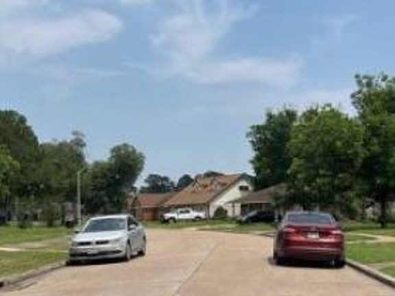 Exterior Neighborhood (street photo)
