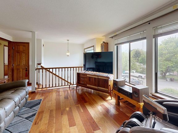 4th image of 760 SE Greenhill Ct