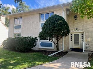 940 17th St APT 4, Moline, IL 61265