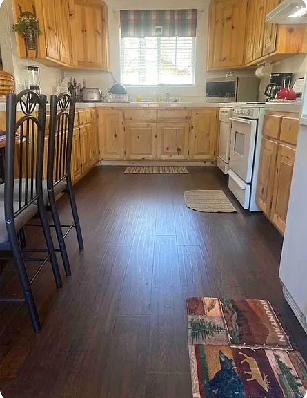 724 Victoria Ln — Photo 6