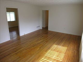4th image of 44 Plainfield Cir