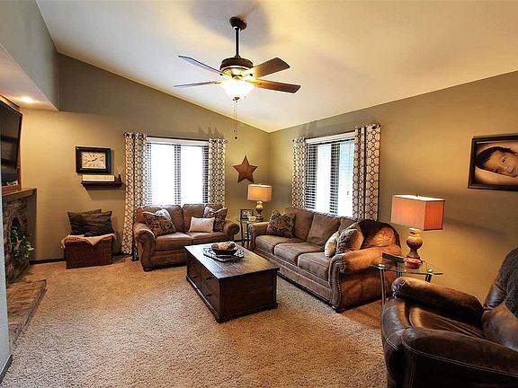 5th image of 801 Mountain Ash Ln