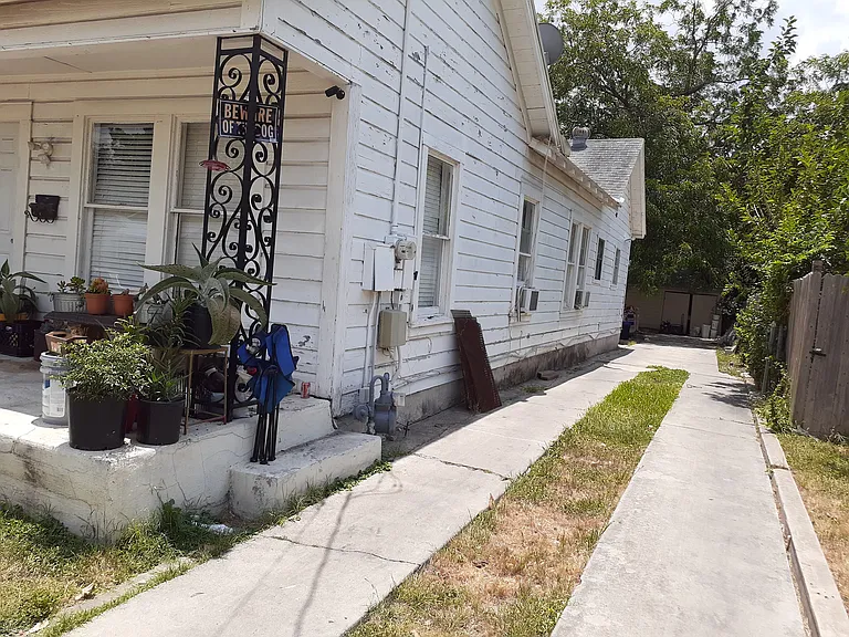 1542 W Craig Pl — Photo 12