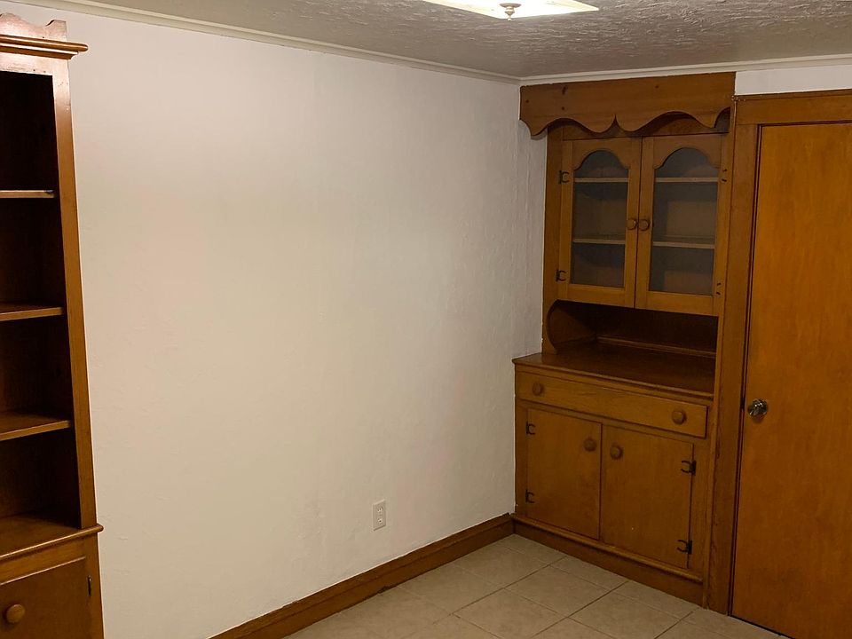Built-ins in dining room