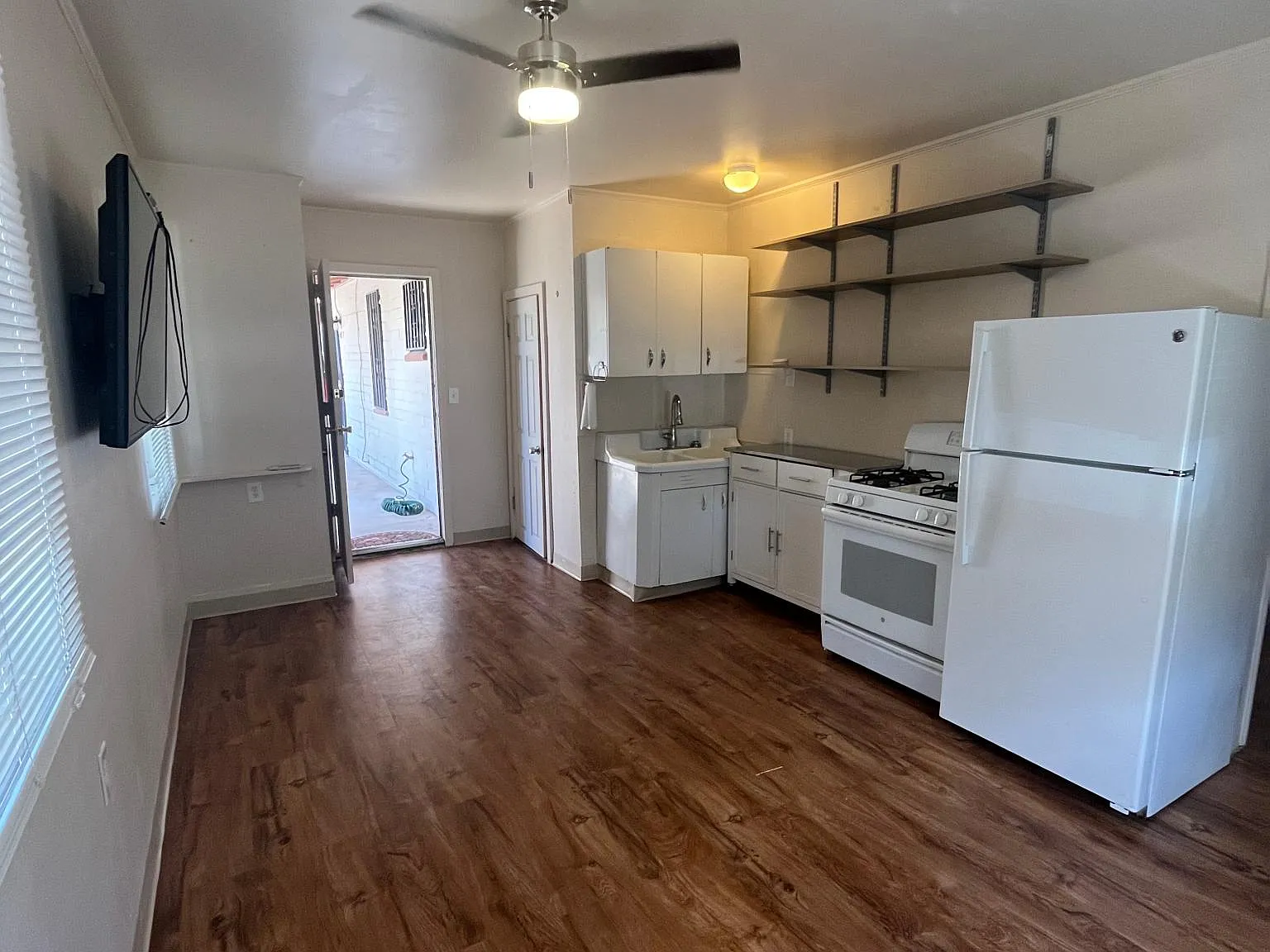410 E Adams St — Photo 3