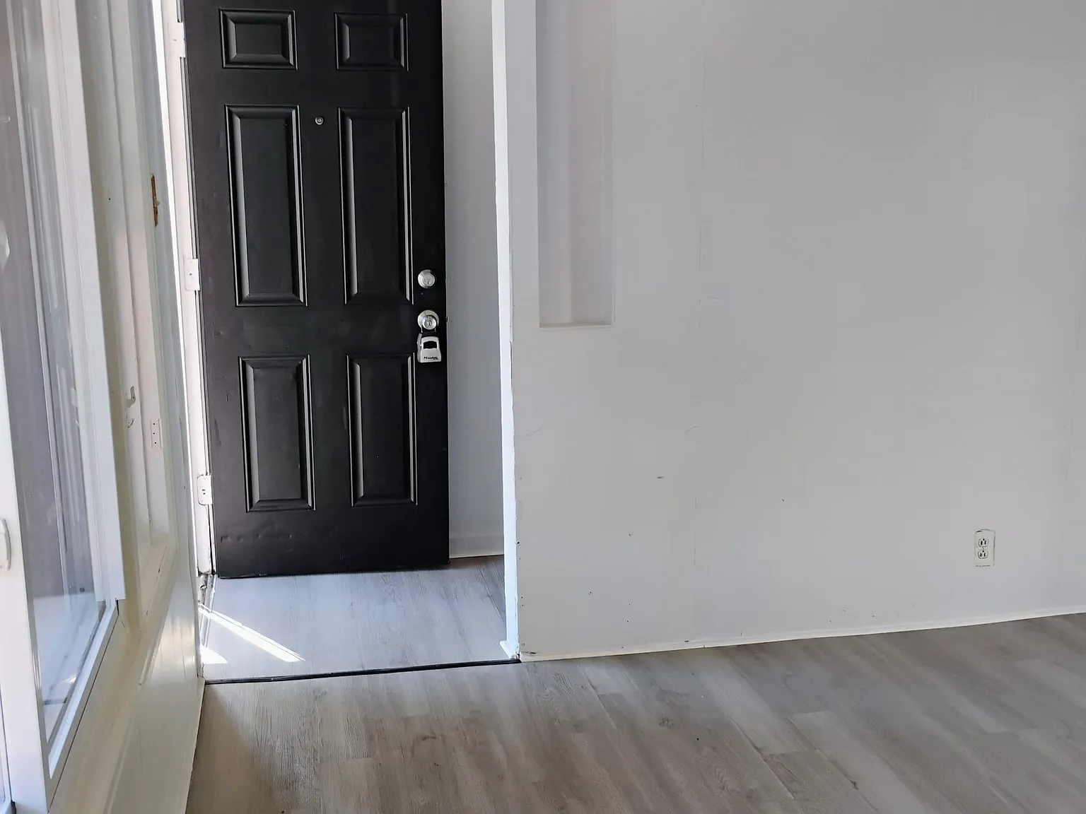 9815 Elizabeth Ave — Photo 3