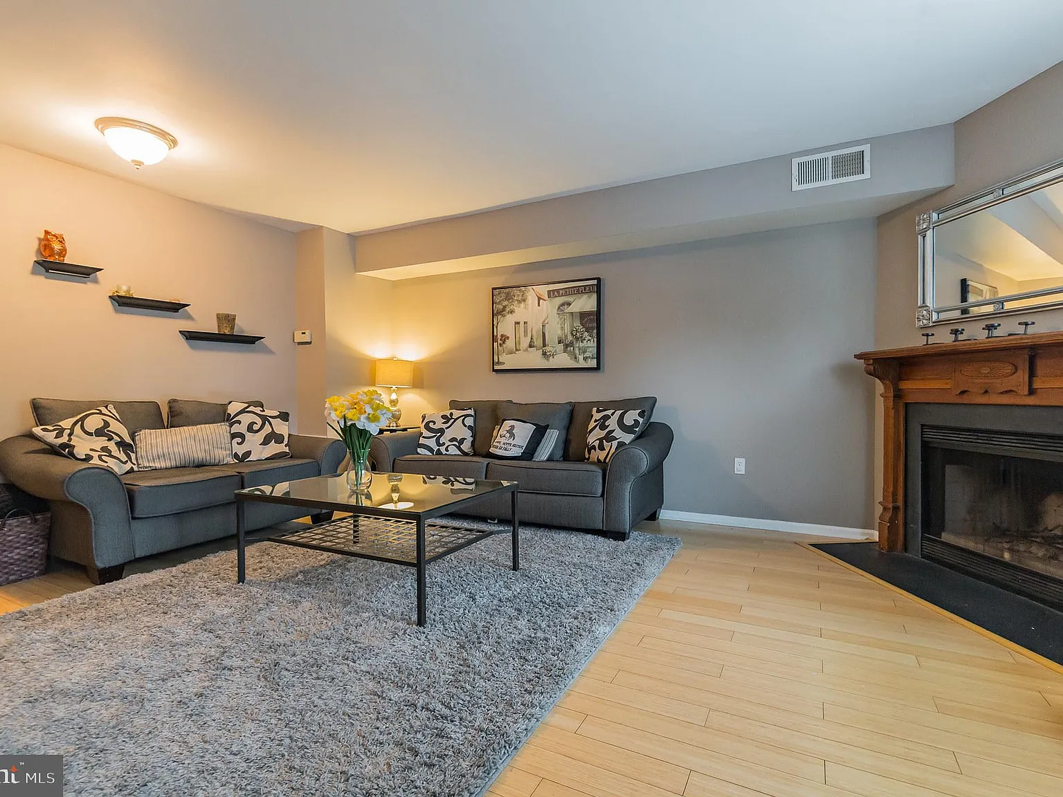 3 bed, 2.5 bath, 2080 sqft, $3,000 — Photo 2