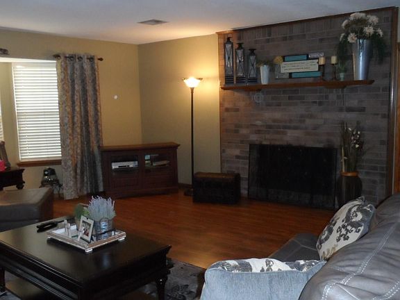 2nd image of 1812 Nightingale Cir