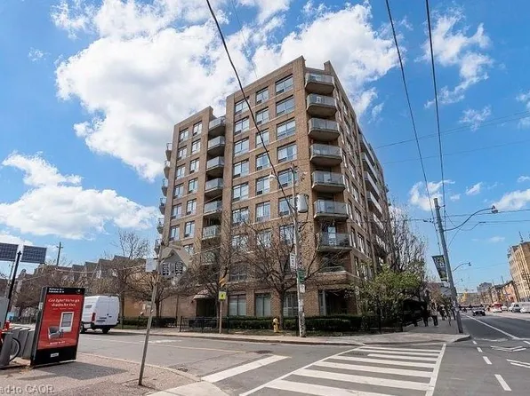 140 Bathurst St #207, Toronto, ON M5V 3N8