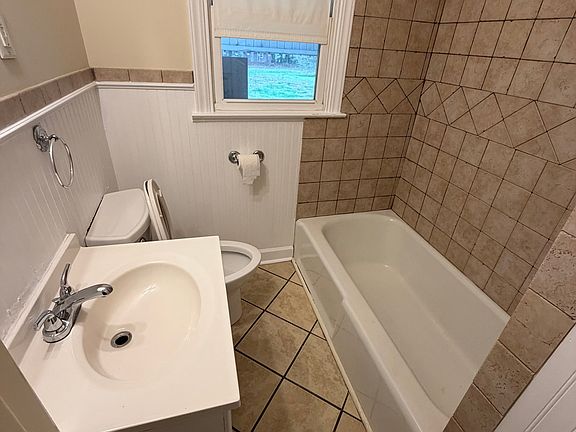 5th image of 218 Spring St