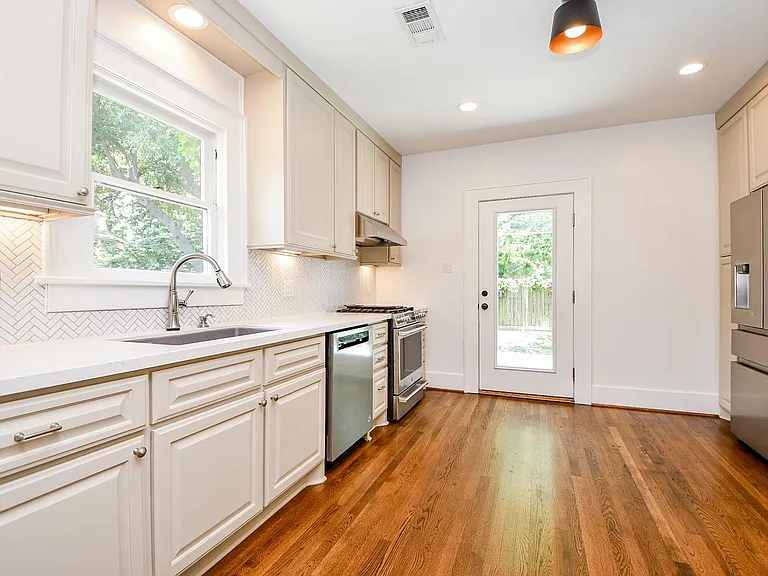1121 E 14th St — Photo 12