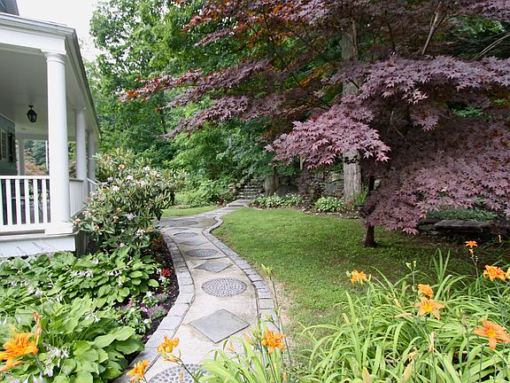 3rd image of 121 Choate Ln