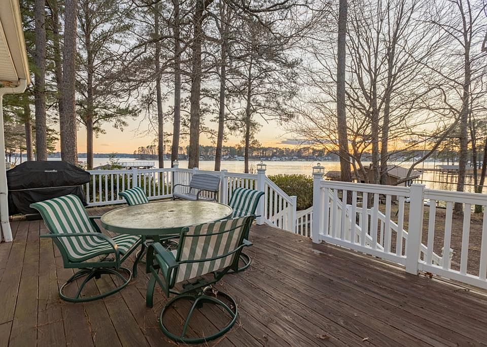 1st image of 204 Waterfront Dr