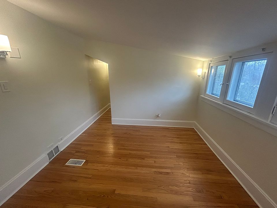 2nd image of 823 Deerfield Rd