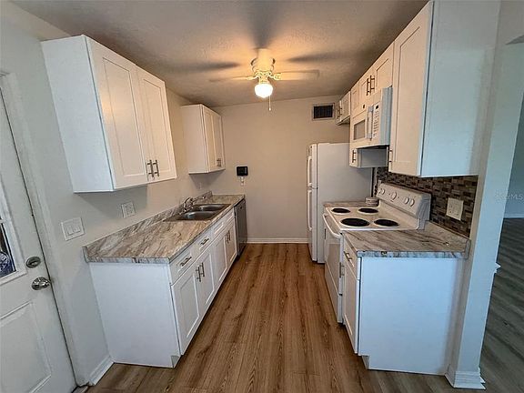 5th image of 2217 20TH AVENUE W
