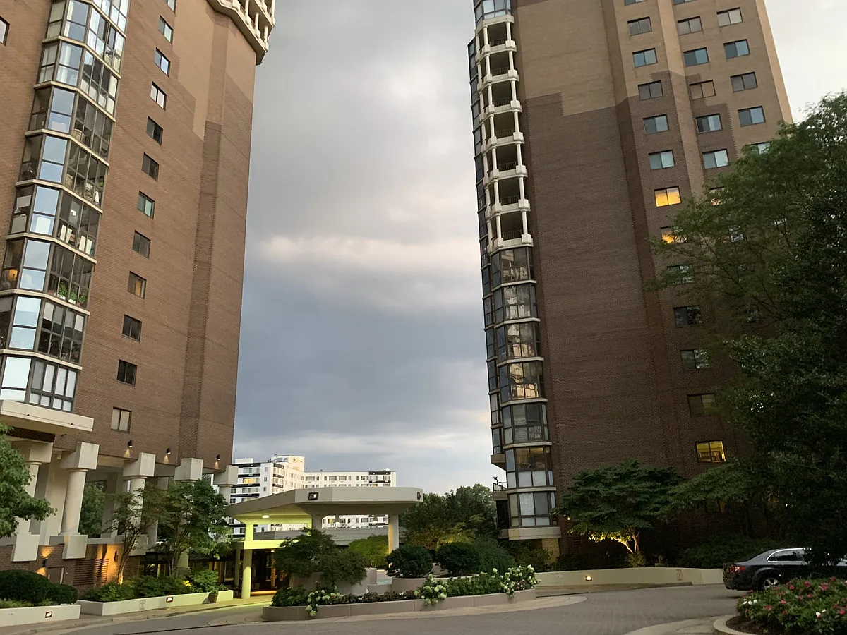 Building Photo - 1600 N Oak St #728