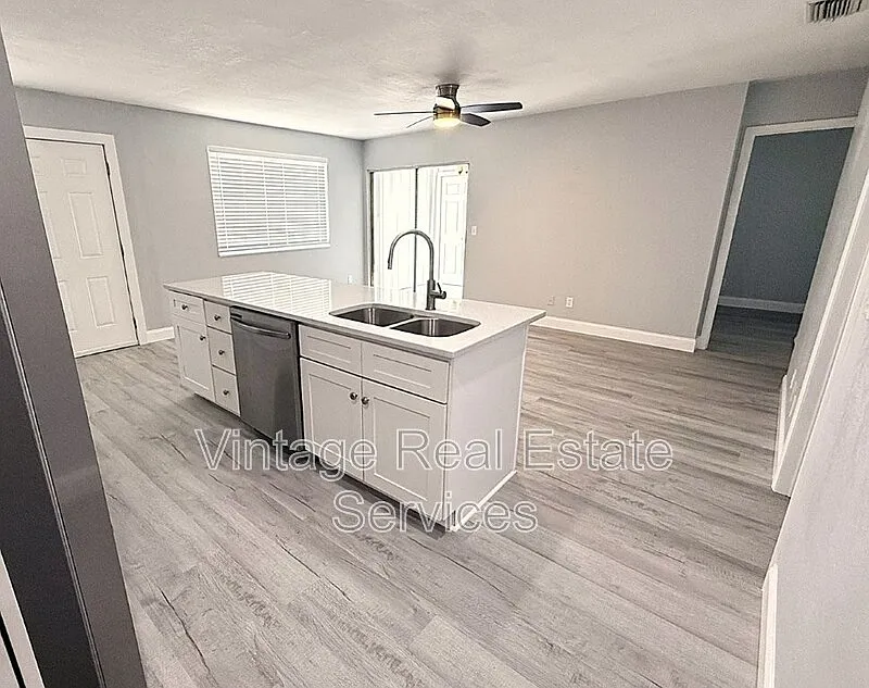 3 bed, 2.0 bath, 925 sqft, $2,400 — Photo 4