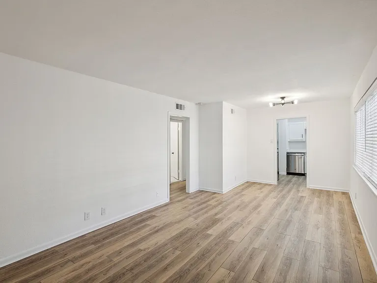 4321 Cole Ave — Photo 10