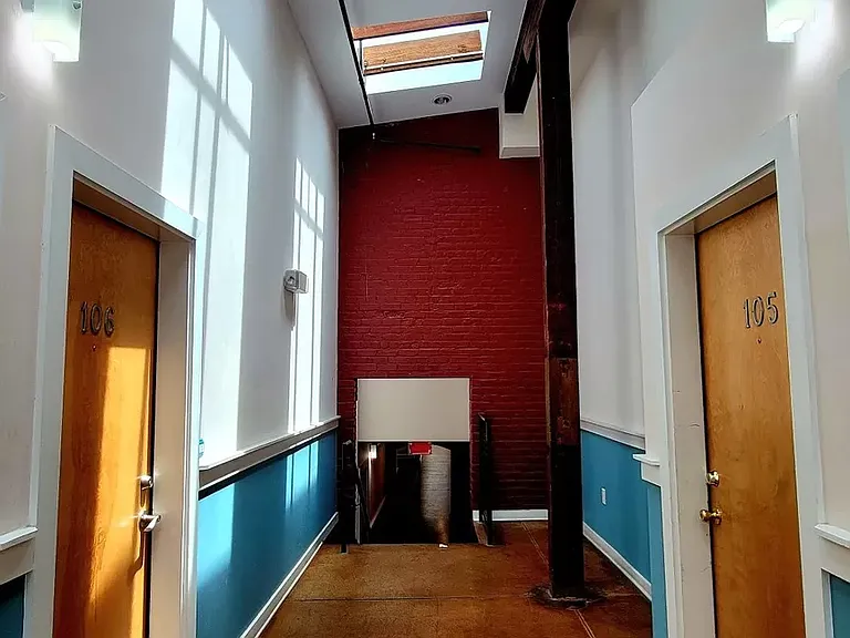 301 Dunlop St N — Photo 3