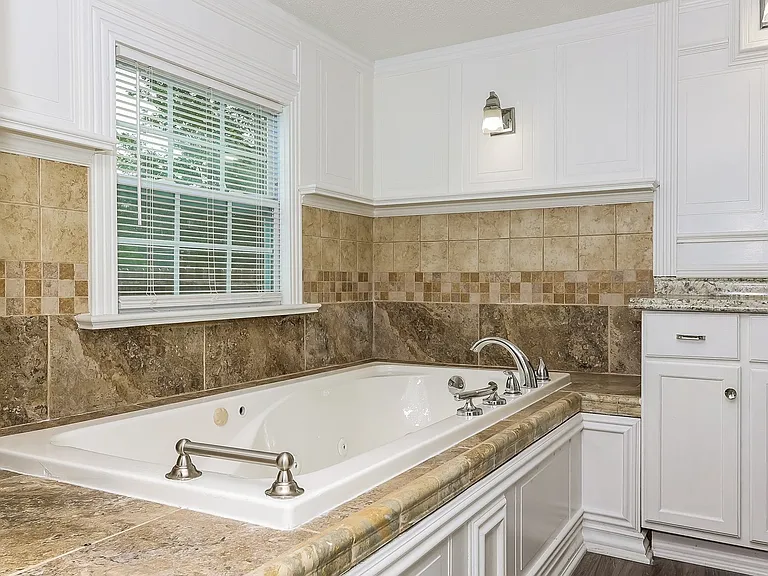 37636_027_main_bathroom_13028047.jpg