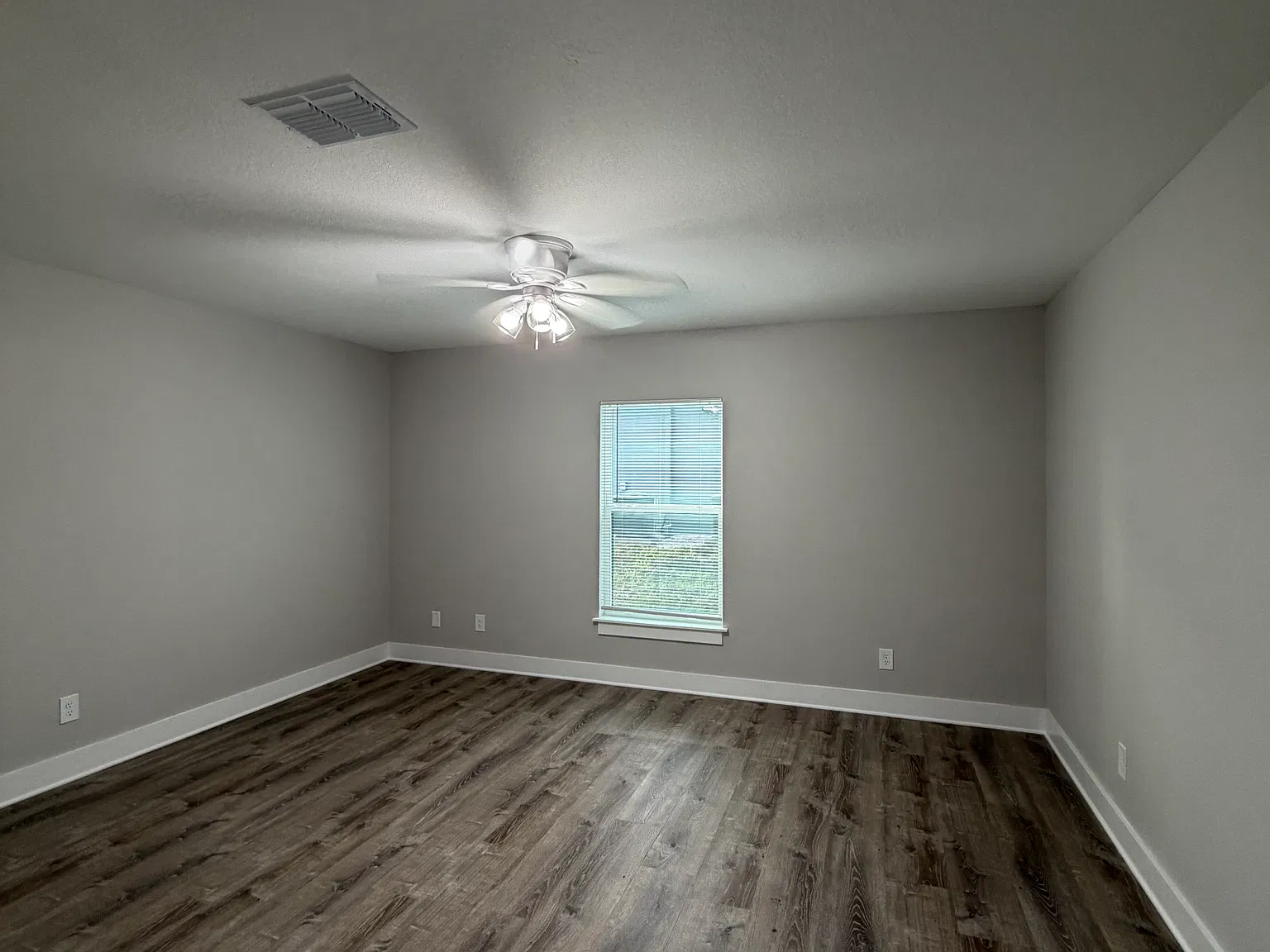 2 bed, 1.5 bath, 960 sqft, $1,300 — Photo 2