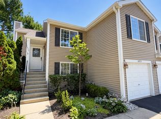 1975 Windsong Dr, Schaumburg, IL 60194