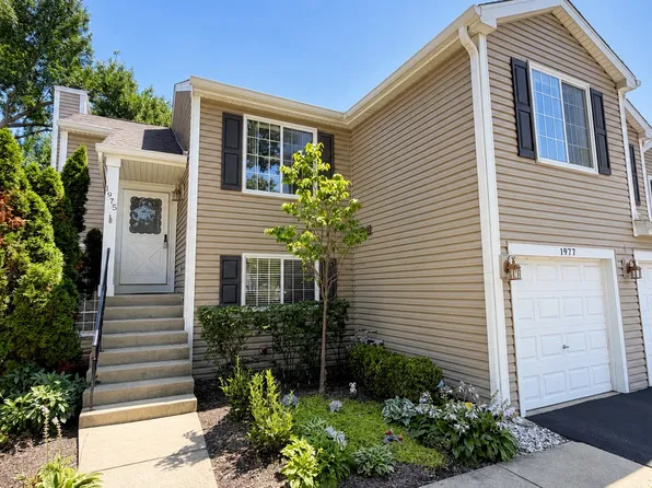 1975 Windsong Dr, Schaumburg, IL