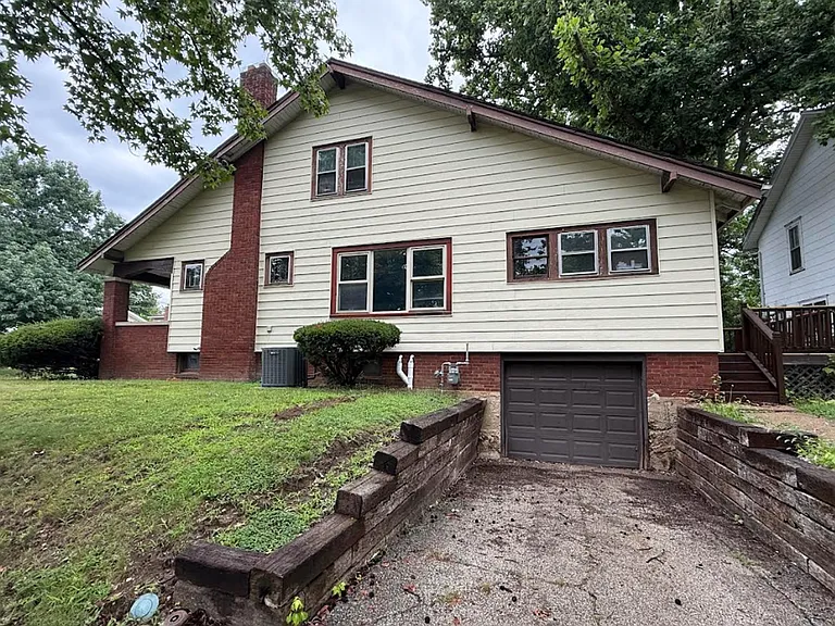 396 S McClellan Ave — Photo 2