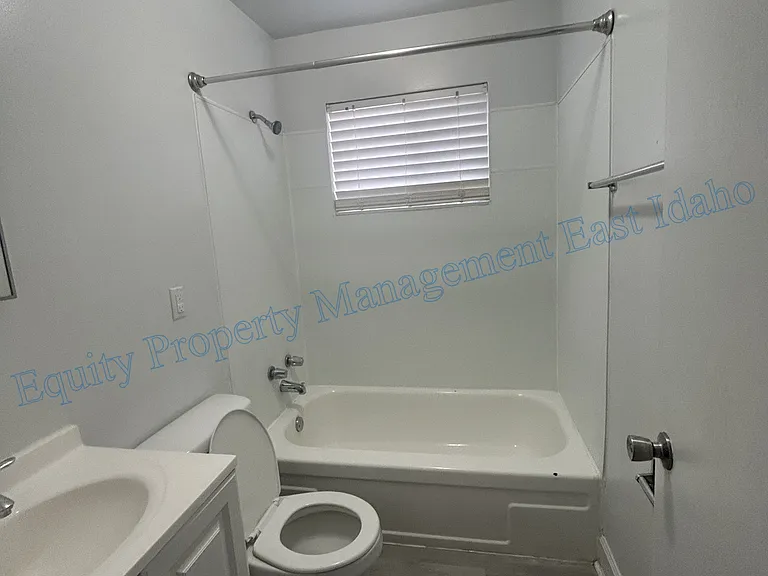 1070 McKinley Ave #13 — Photo 2