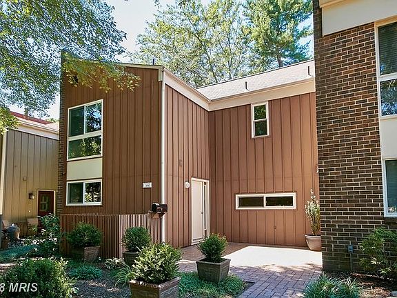 Welcome to 11462 Links Drive