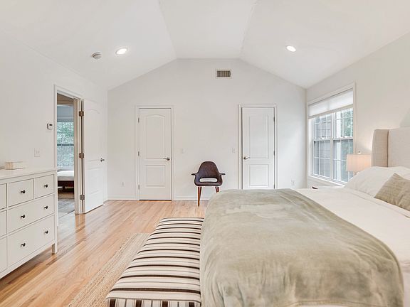 4th image of 32 Gardiners Ln