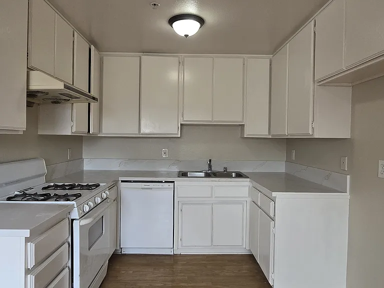 209 W Grand Ave #4 — Photo 5