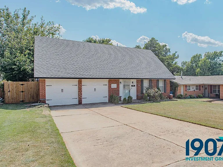 616 Redstone Ave — Photo 3