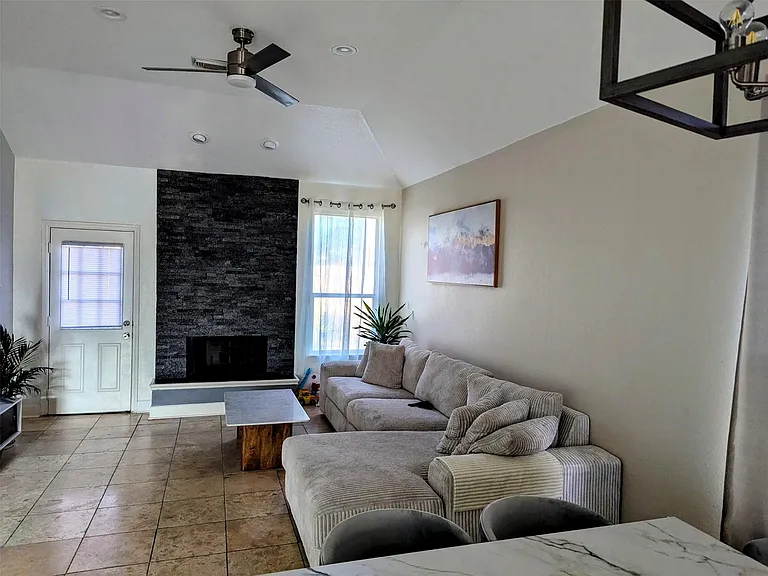 2402 Raintree Village Dr — Photo 6