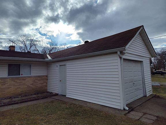 2nd image of 955 Hollytree Dr