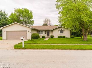 27 Colonial Dr, Clinton, IL 61727