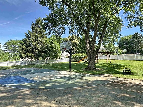 4th image of 639 Sunset Dr