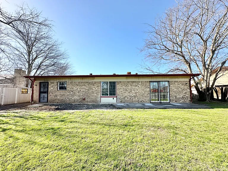 1501 Farhills Dr — Photo 41