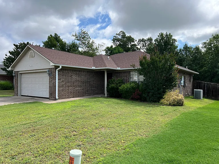 1660 Arden Ln — Photo 2