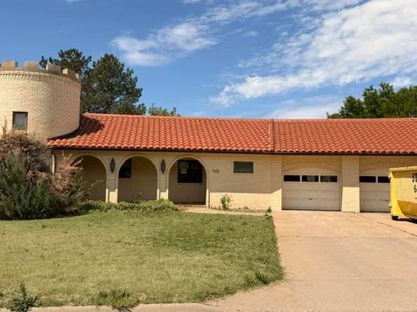 710 Crescent Dr, Ness City, KS 67560