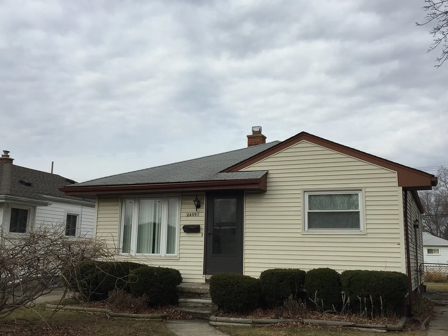 3 bed, 1.0 bath, 948 sqft, $1,300 — Photo 1