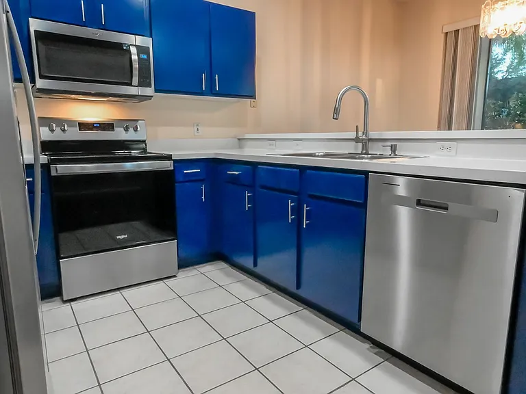 704 Monroe Cir #D — Photo 10