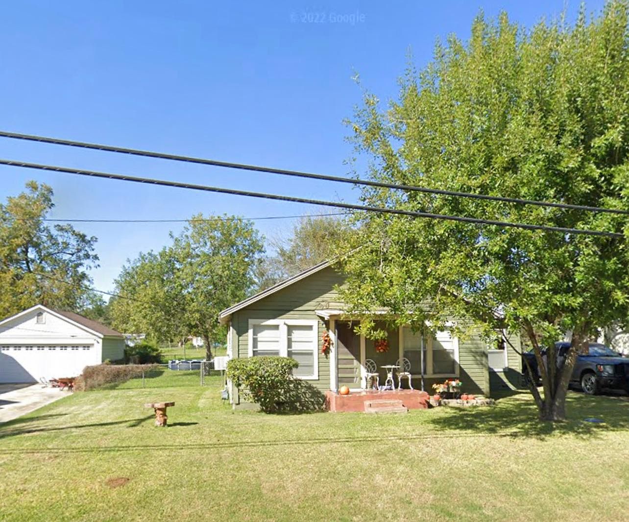 1411 E St, Floresville, TX 78114 Zillow