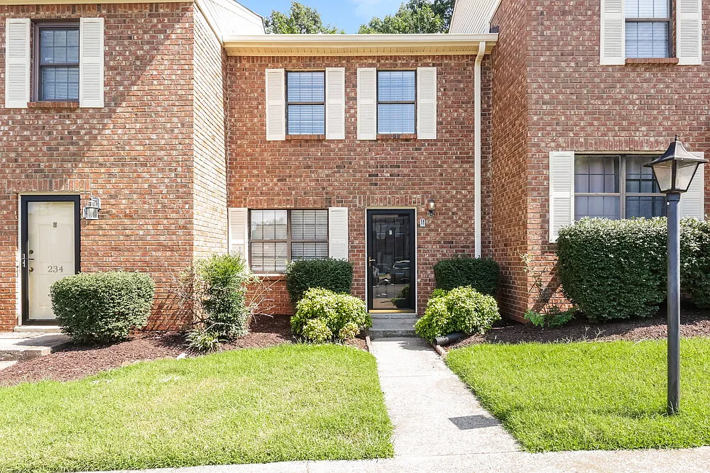 2 bed, 1.5 bath, 1116 sqft, $1,740 — Photo 1