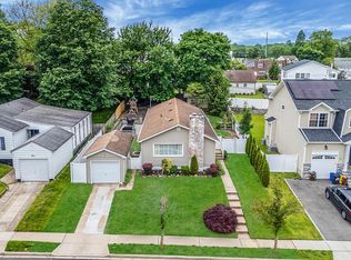5 Willets Drive, Syosset, NY 11791