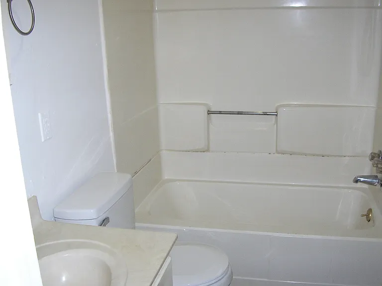 402 N Railroad St — Photo 5