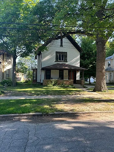 423 Crescent St NE Photo 1