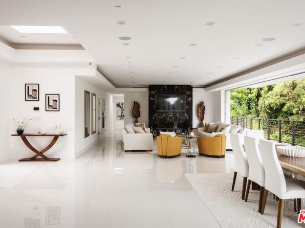 1124 Summit Dr, Beverly Hills, CA 90210